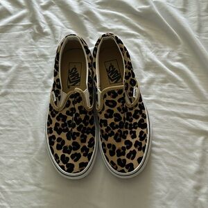 Never worn size US women’s 7 vans, excellent condition!!! Cheetah print.